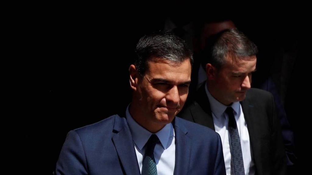 Pedro Sánchez y, a su espalda, Iván Redondo.