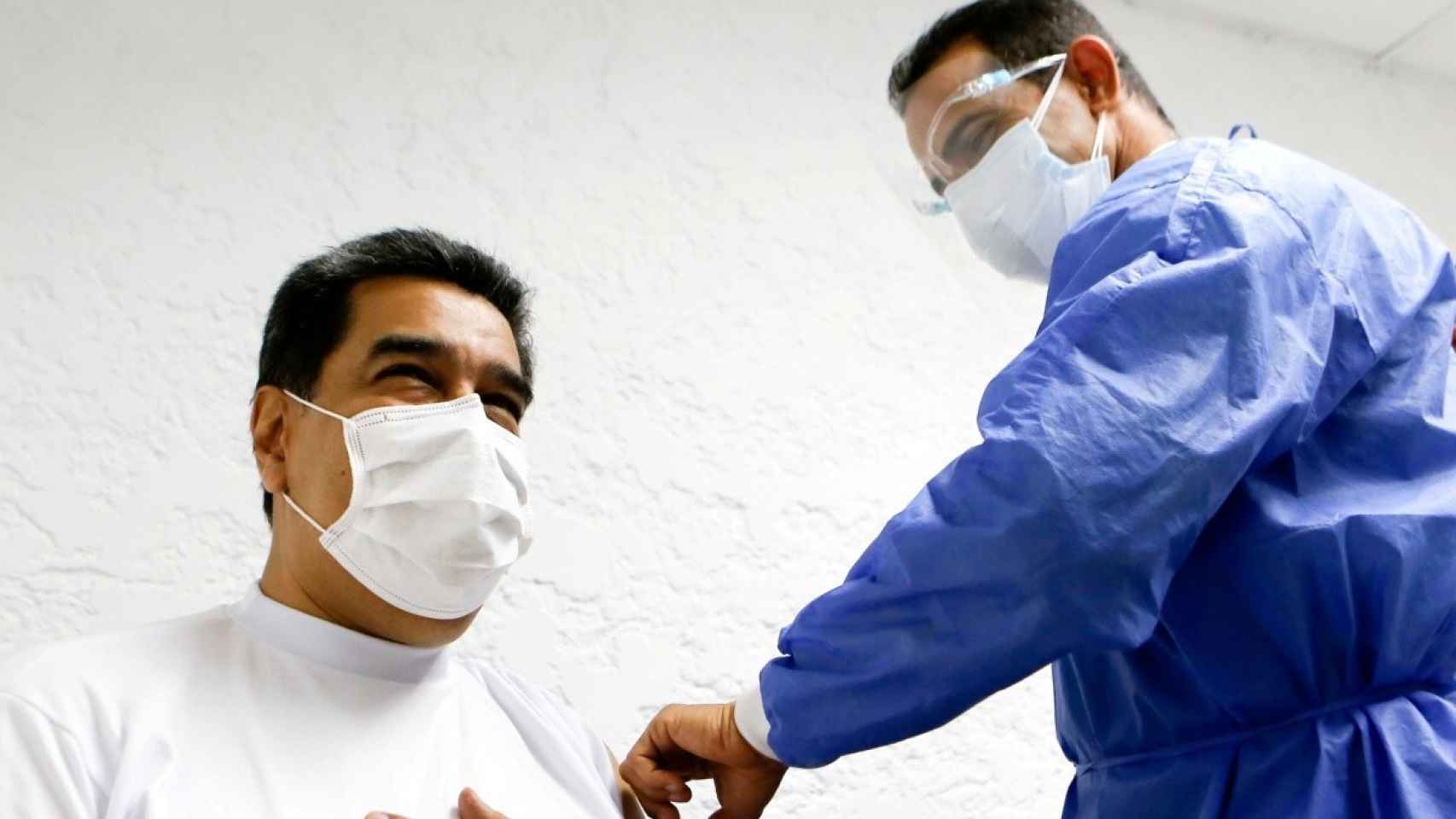 Nicolás Maduro recibe la vacuna contra la Covid.