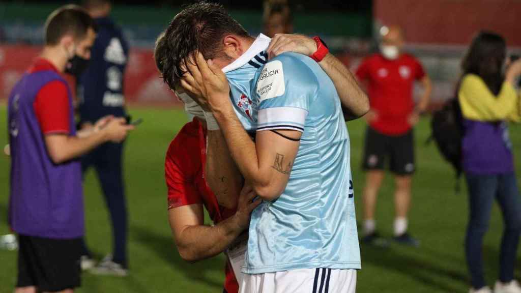 Los jugadores del Celta B lamentan la eliminación en el play off de ascenso a Segunda