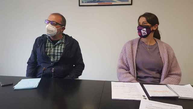 El secretario comarcal de la Federación Galega de Alimentación (FGAMT) de la CIG, Suso García, y la responsable de Igualdad de la CIG, Esther Mariño, en rueda de prensa