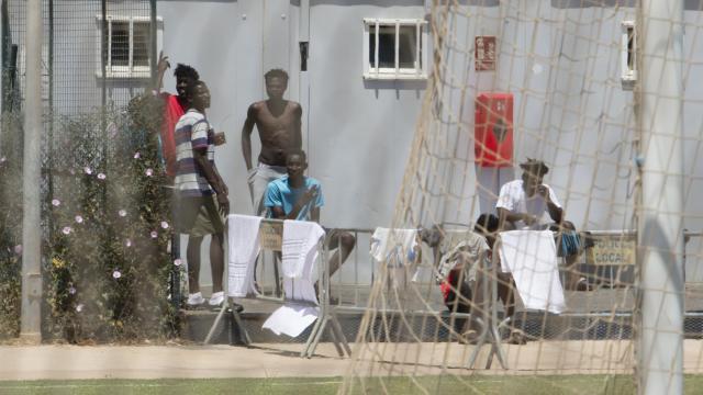 Varios migrantes en la Ciudad del Fútbol del Altos del Real, en Melilla .