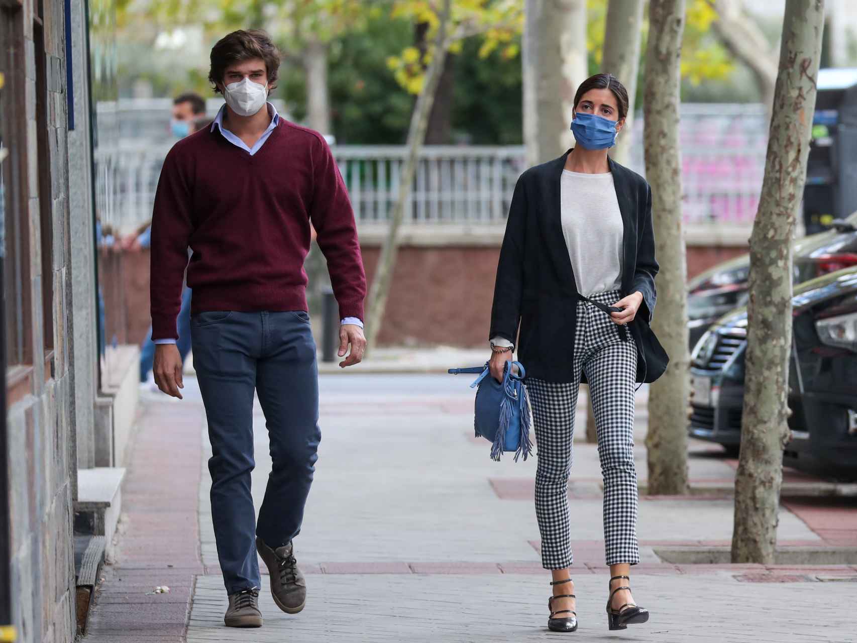 Belén Corsini junto a su futuro marido, Carlos Fitz-James Stuart, por las calles de Madrid.