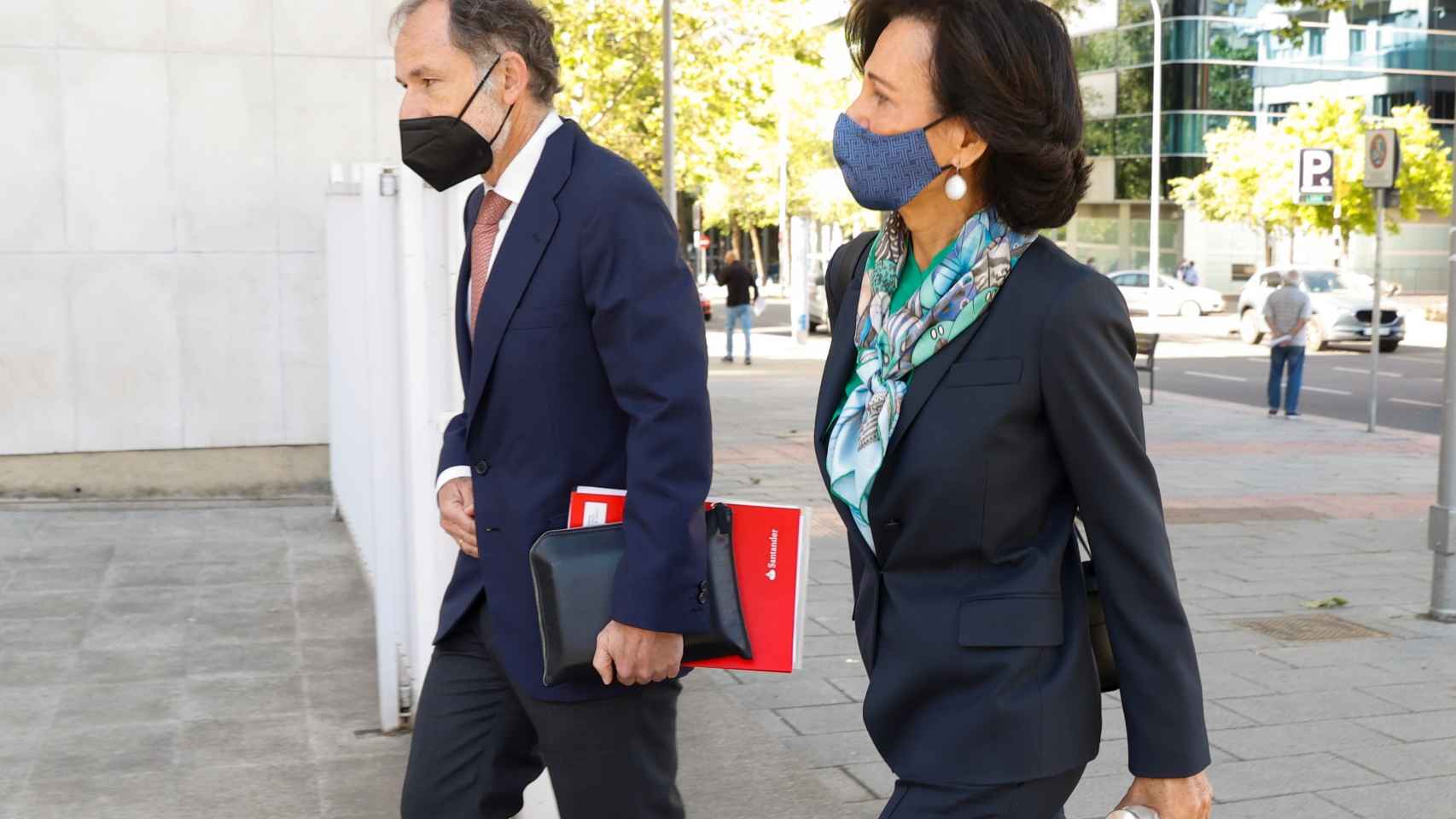 Ana Botín, presidenta de Santander, llega al juicio por el fichaje fallido de Andrea Orcel en mayo de 2021 junto a Jaime Pérez Renovales, secretario del consejo de administración del banco.