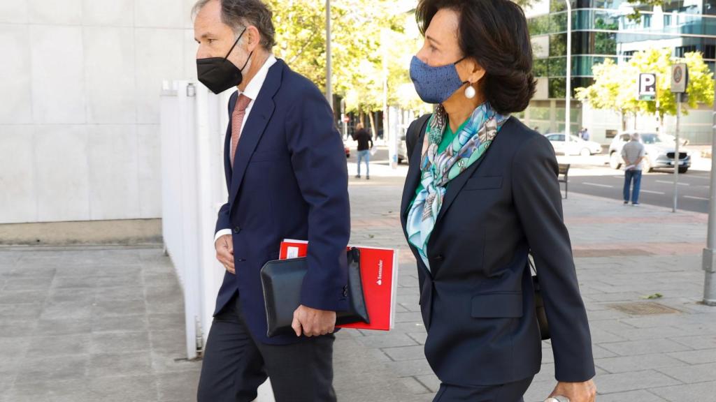 Ana Botín, presidenta de Santander, llega al juicio por el fichaje fallido de Andrea Orcel en mayo de 2021.