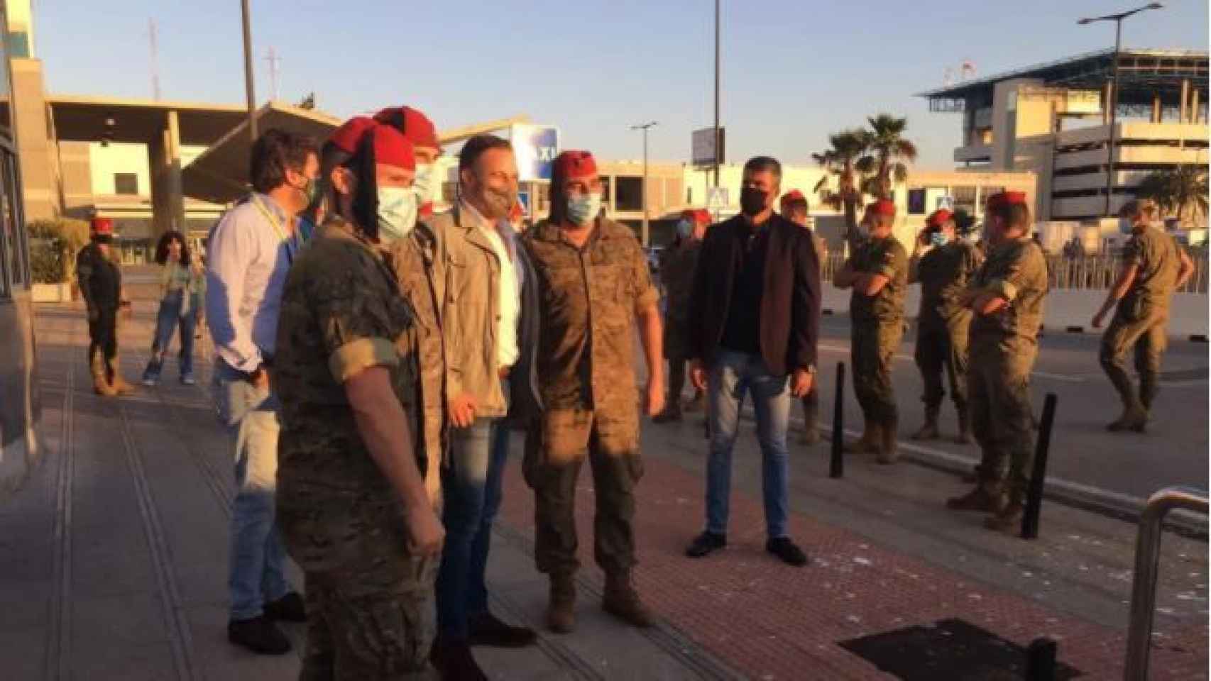 Santiago Abascal, el líder de Vox, posa con varios militares en Ceuta.