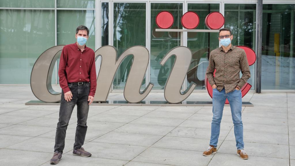 De izquierda a derecha, los doctores David Sancho y Carlos del Fresno.