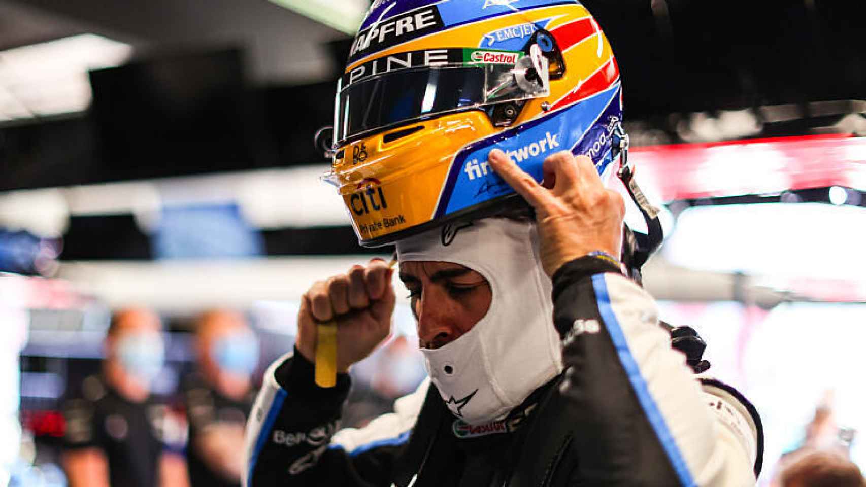 Fernando Alonso, poniéndose el casco en una carrera de 2021