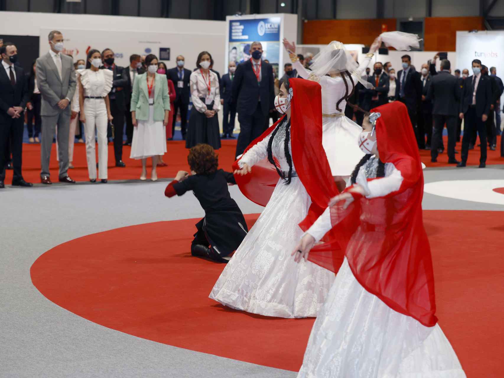 Los Reyes, presenciando un baile tradicional de Georgia.