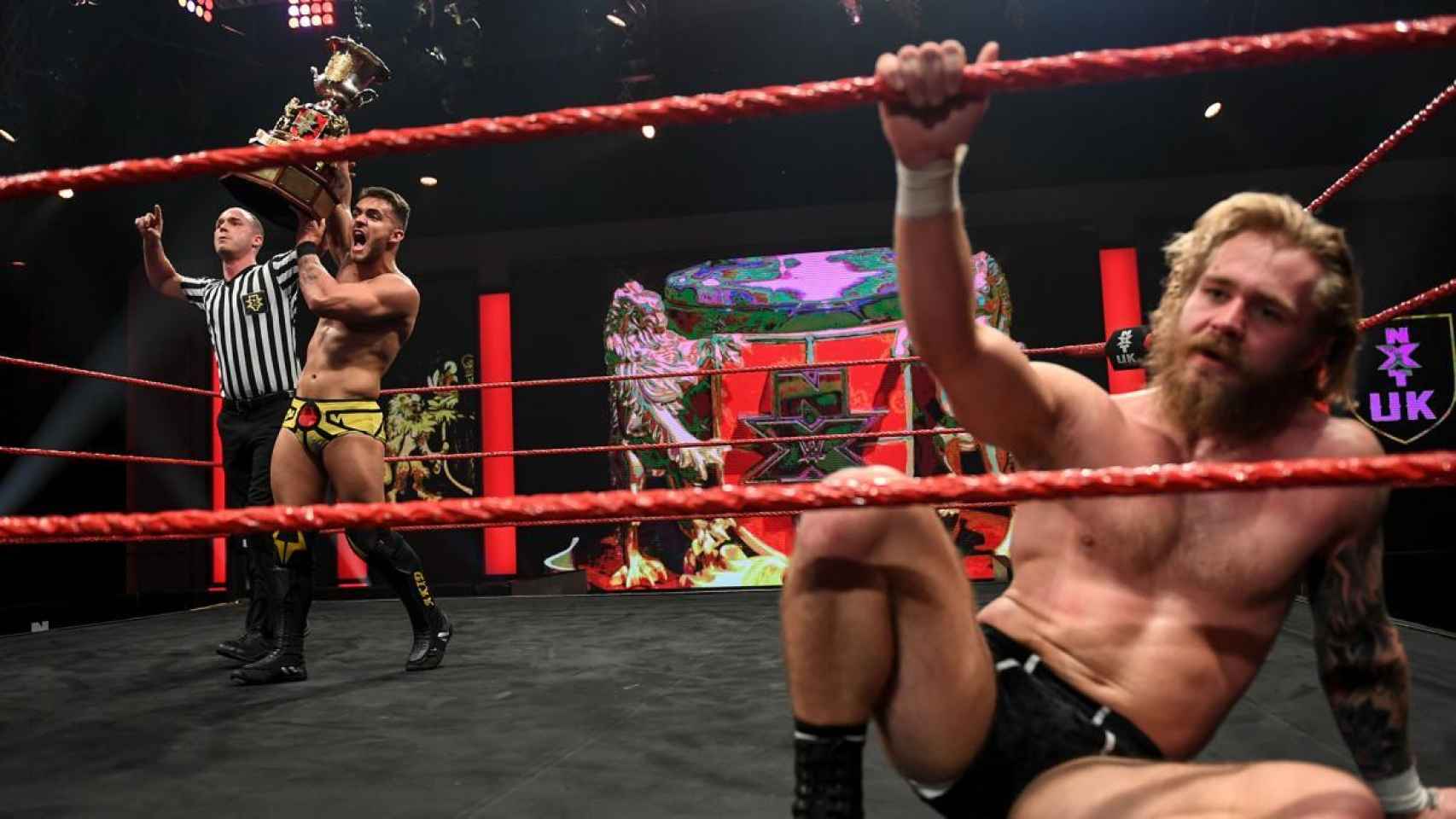 A-Kid celebra su victoria contra Tyler Bate en diciembre de NXT UK