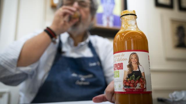 Juan José prueba el gazpacho de Belén Esteban.