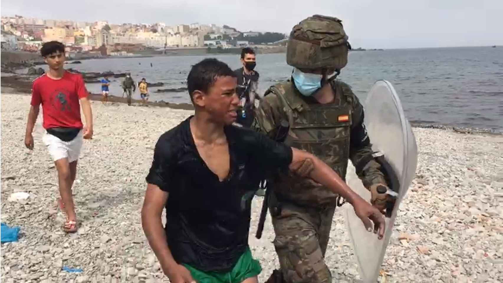 Un adolescente llora después de que un soldado español lo recogiera en la playa en la tarde de este miércoles.
