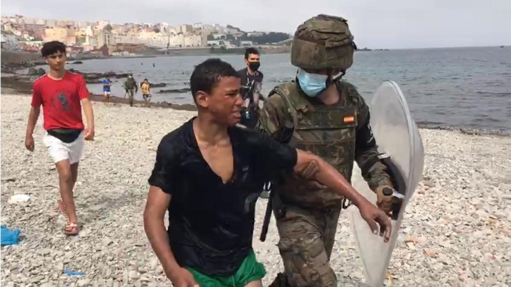 Un adolescente llora después de que un soldado español lo recogiera en la playa en la tarde de este miércoles.