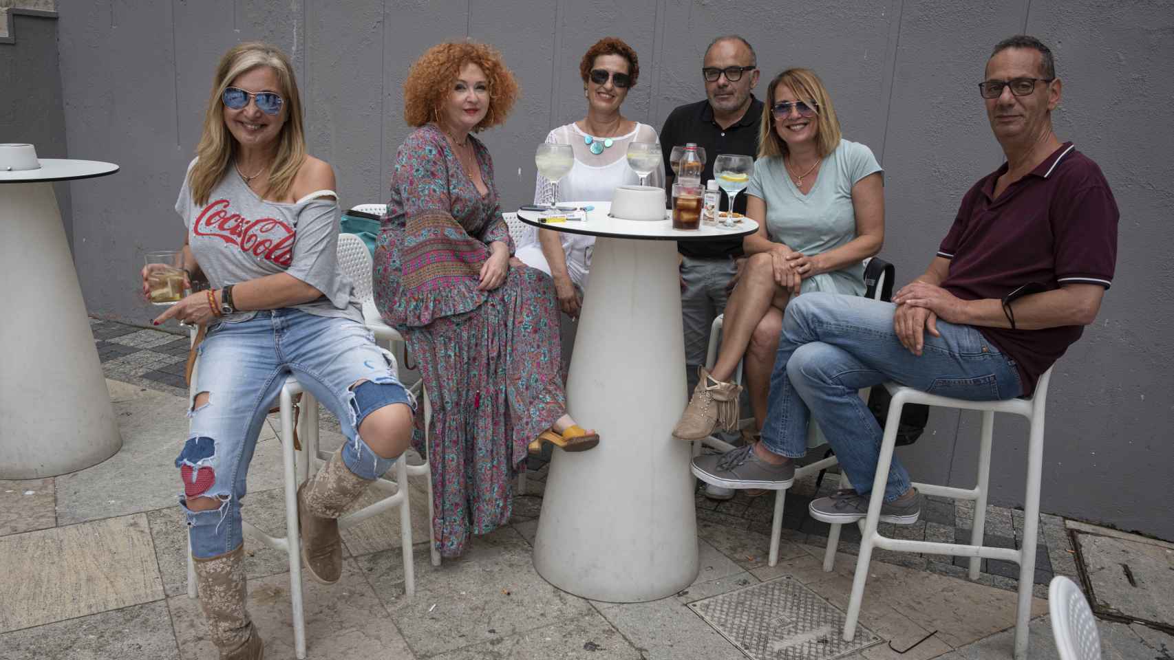 Gema, Inma, Paloma, Manuel, Nené y Quique en un bar del centro de Ceuta este miércoles.