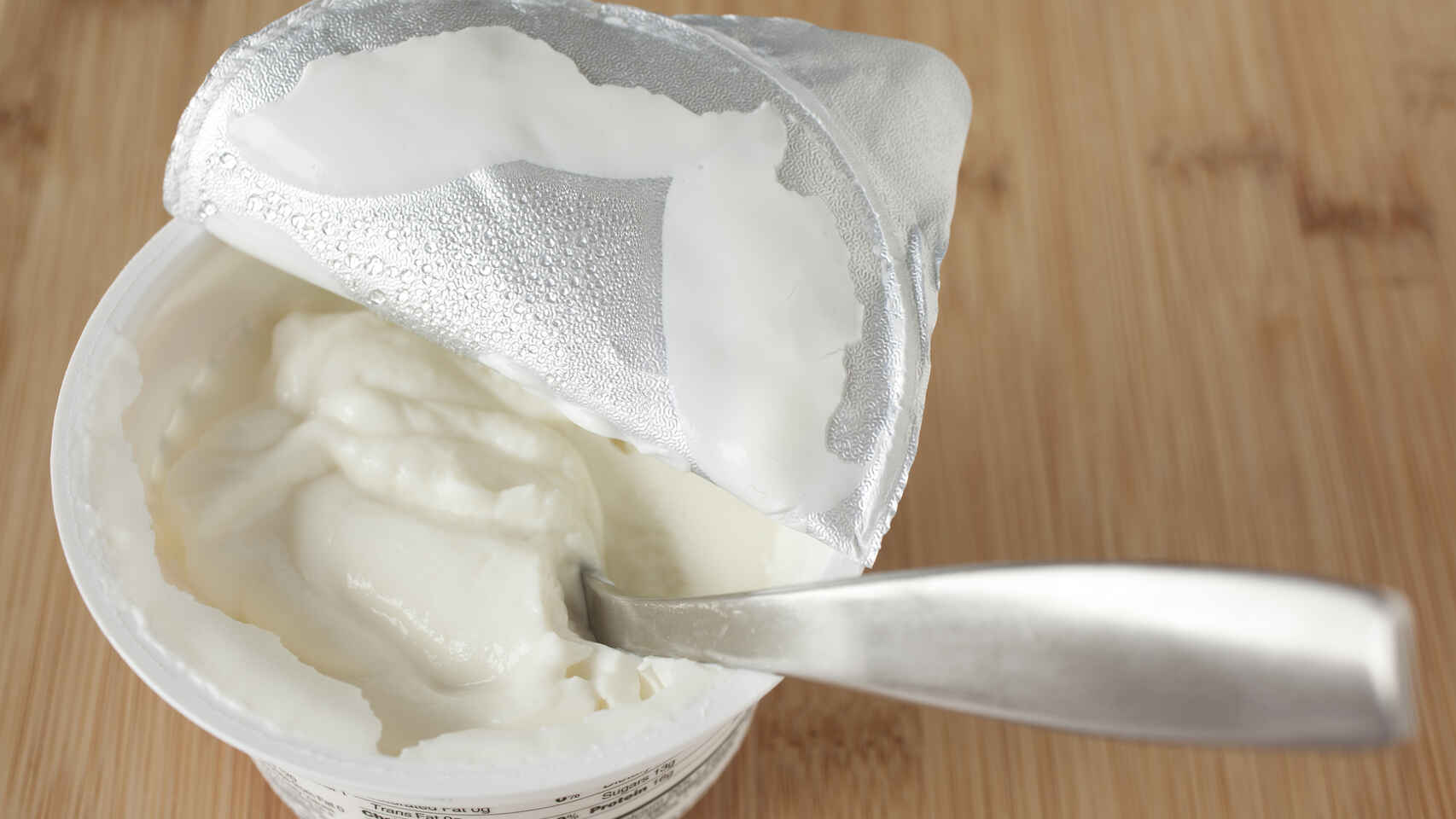 Un yogur griego natural con tapa.