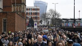 Multitudes sin mascarillas en las calles de Londres el pasado marzo. AP Photo/Alberto Pezzali