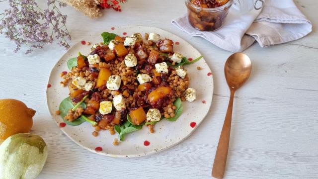 Feta al horno, chutney de piña y lentejas, una ensalada diferente