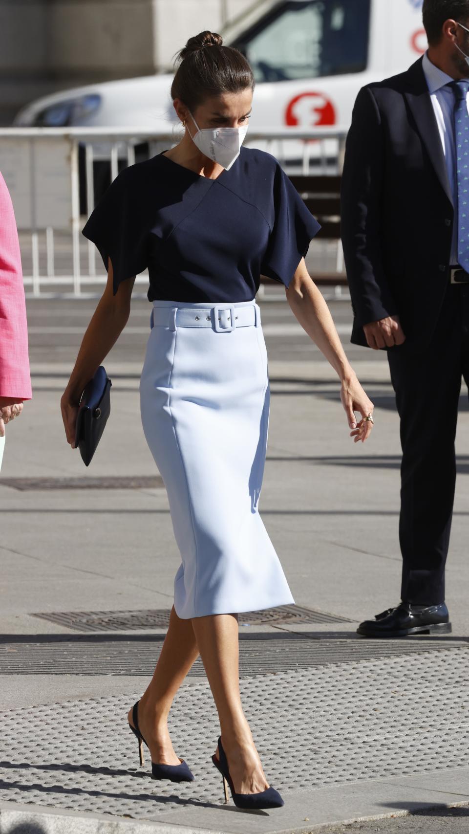 Letizia ha elegido un conjunto repetido de Hugo Boss en tonos azules.