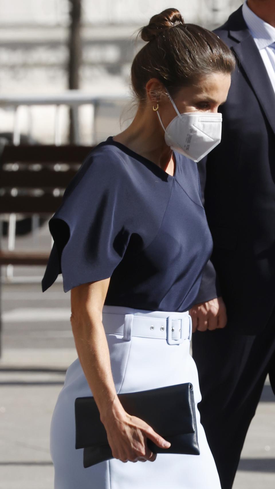 La Reina ha combinado su 'look' con una cartera de Carolina Herrera.