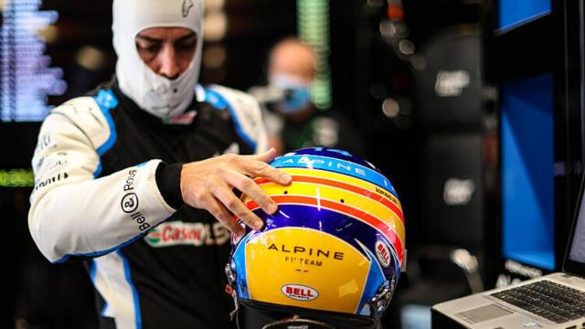 Fernando Alonso, con el casco de 2021 en sus manos