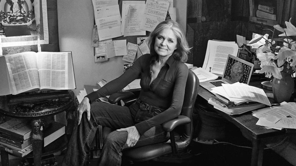 Gloria Steinem fotografiada en su casa de Nueva York en 2010 por Annie Leibovitz