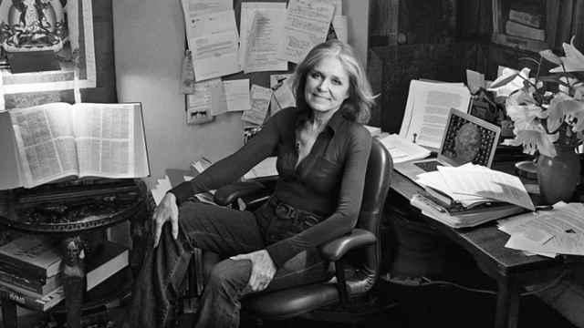 Gloria Steinem fotografiada en su casa de Nueva York en 2010 por Annie Leibovitz