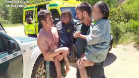 Dos agentes de la Guardia Civil con las niñas que lograron rescatar