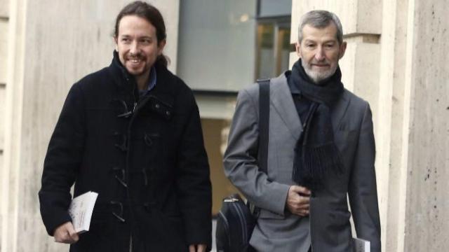 El ex Jefe del Estado Mayor del Ejército, Julio Rodríguez, junto a Pablo Iglesias. Efe