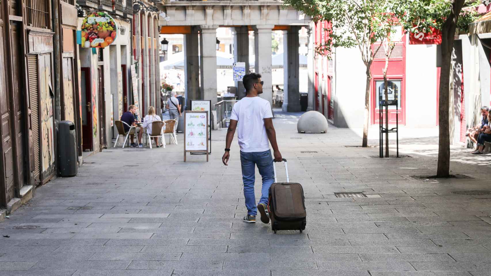 Un turista pasea con una maleta.