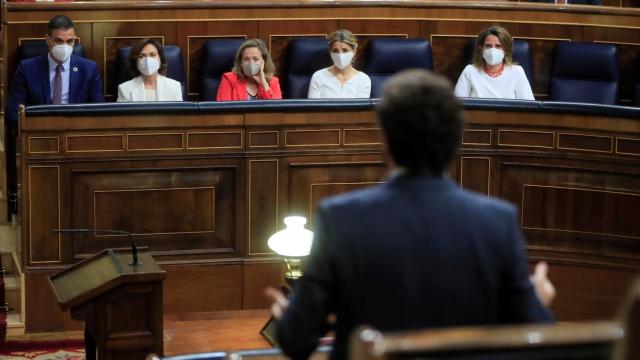 Pablo Casado, líder del PP, ante el presidente del Gobierno en la sesión de control.