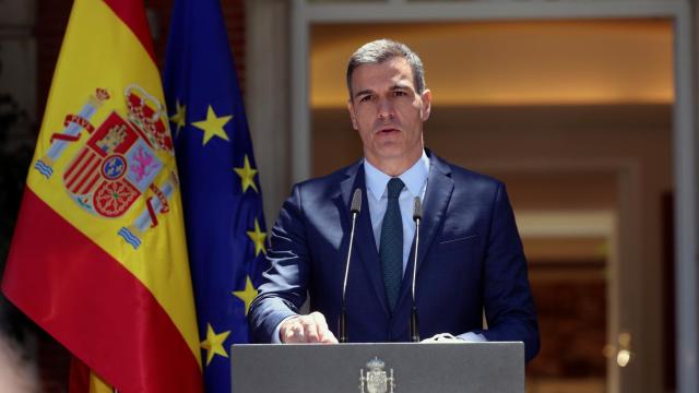 Pedro Sánchez, presidente del Gobierno, en la escalinata de Moncloa.