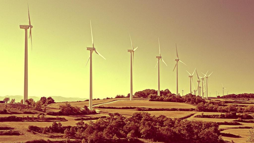 Un campo de generación de energías renovables en una imagen de archivo.