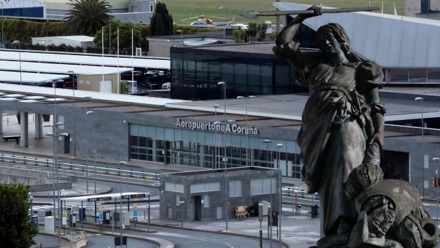 Petición de firmas para añadir María Pita al aeropuerto de A Coruña