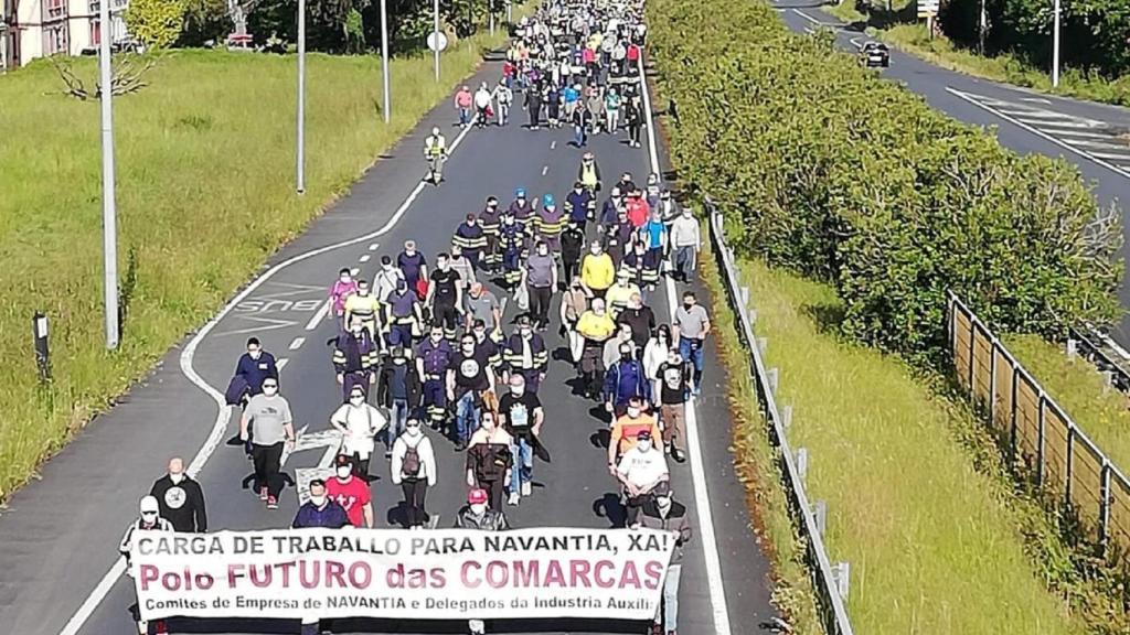 Una marcha de más de 15 kilómetros por la ría reclama carga de trabajo para Navantia Ferrol