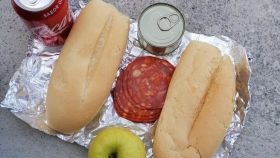 Dos bollos de pan, cinco rodajas de chorizo y una lata de conservas: la comida de la Guardia Civil en Ceuta