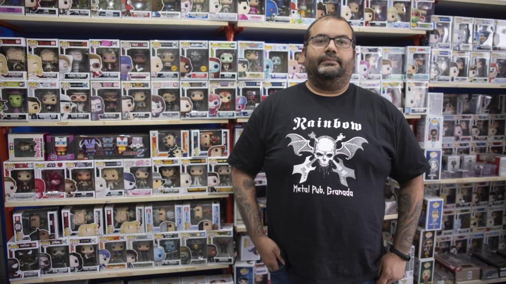 Vikram dentro de su tienda, cerrada el martes pasado por miedo al ambiente en la ciudad.