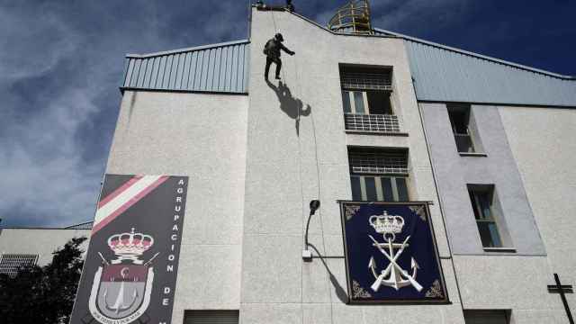 Un militar de la Agrupación de Infantería de Madrid (AGRUMAD) trepa por una pared durante la simulación de una actuación, a 17 de mayo de 2021, en Madrid, (España)