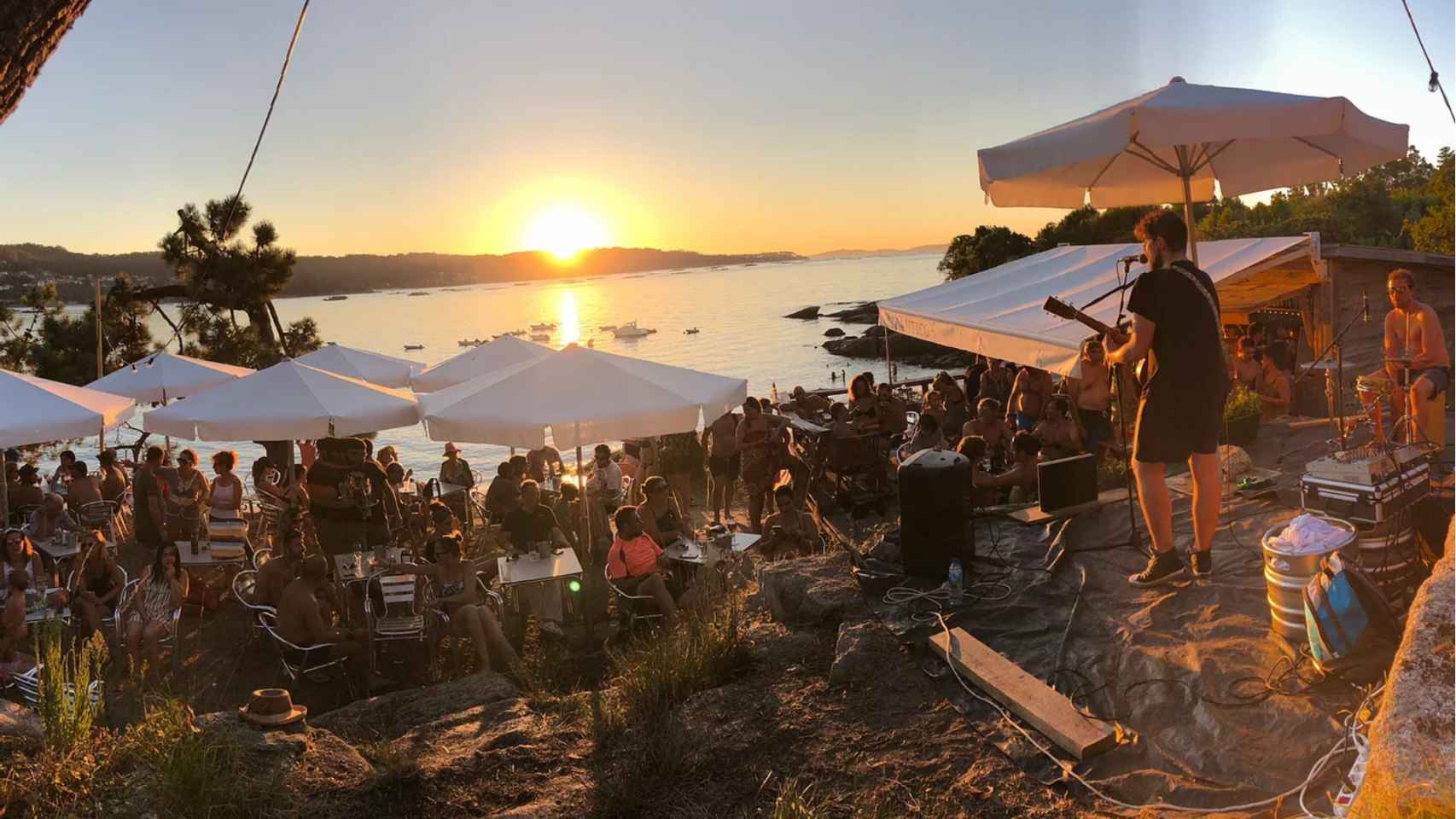 Chiringo Atlántico, en la playa de Francón (Cangas)