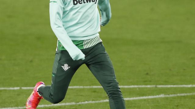 Joaquín durante un calentamiento del Betis