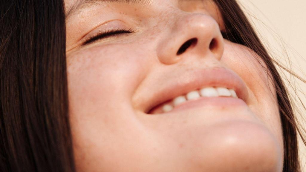 El bakuchiol recibe el apodo de retinol vegetal y no es fotosensible.