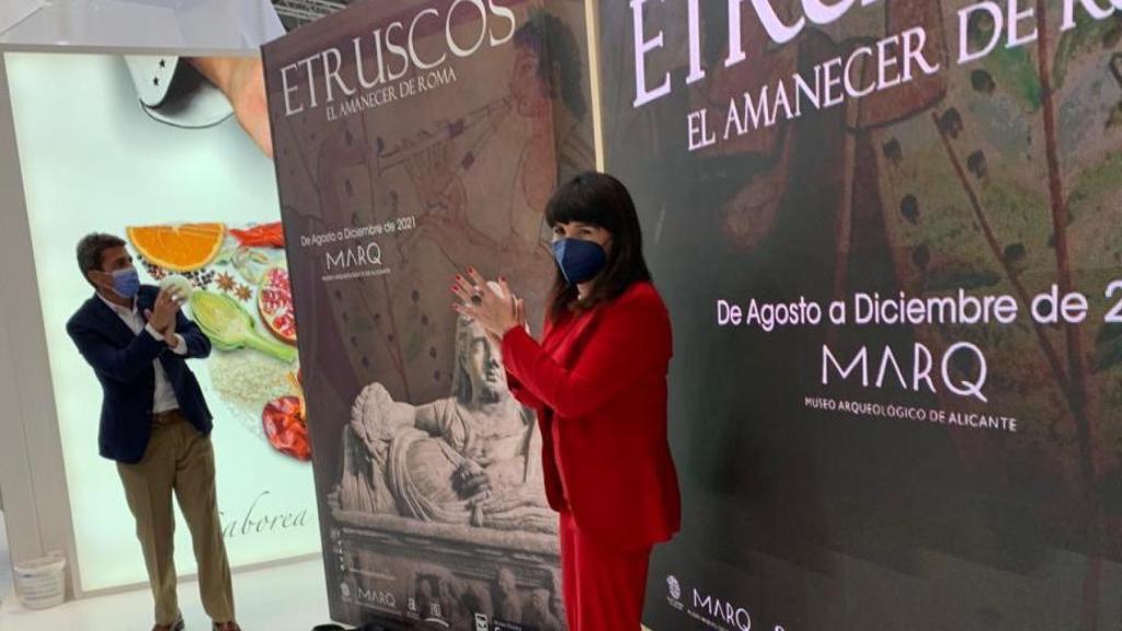 Carlos Mazón y Julia Parra muestran en Fitur el cartel de la exposición sobre la cultura etrusca.