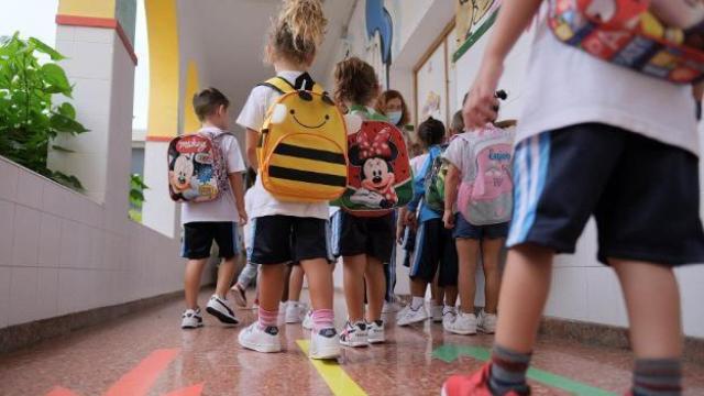 Varios niños en un colegio.