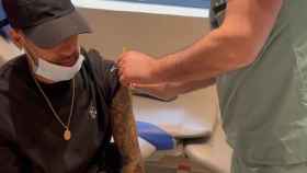 Neymar Jr. mientras se vacuna contra la Covid-19