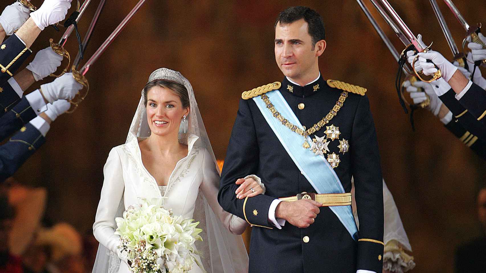 Felipe y Letizia saliendo de la Catedral de La Almudena como marido y mujer.