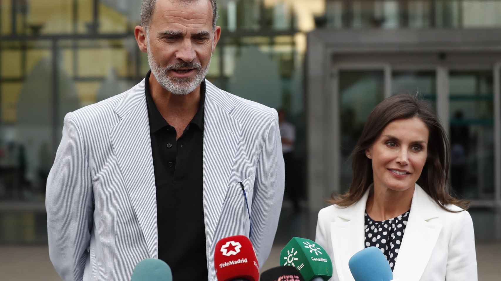 Los Reyes atendiendo a los medios de comunicación en 2019 a las puertas del hospital Quirón, donde Juan Carlos I fue operado del corazón.