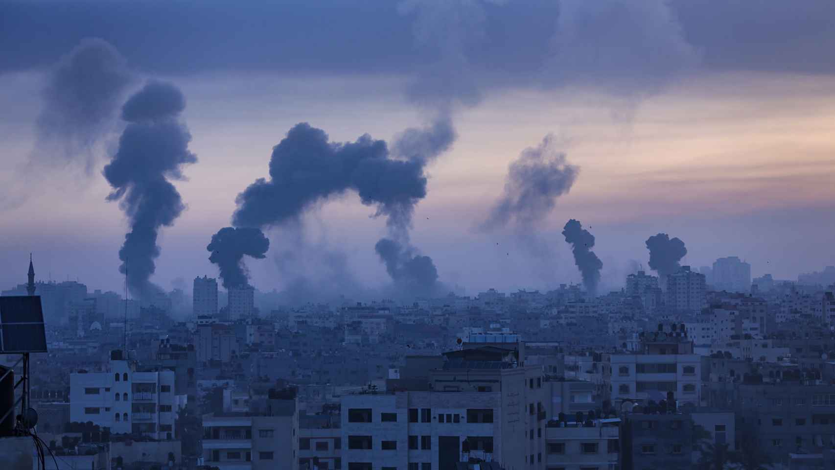 Humo tras un ataque aéreo israelí en Gaza.