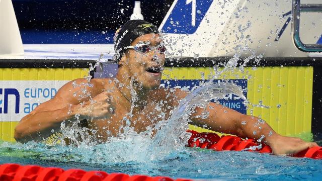 Hugo González celebrando en la piscina