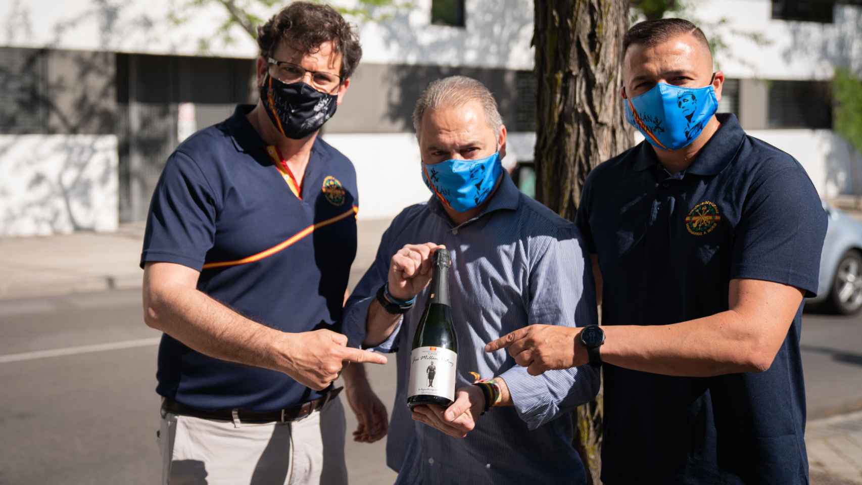 Guillermo Rocafort, Emilio Domínguez y Juan Amoreti posan con el cava con denominación 'Millán-Astray'.