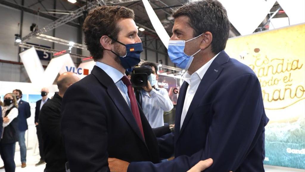 El presidente de la Diputación de Alicante, Carlos Mazón, recibiendo al presidente del PP, pablo casado en Fitur.