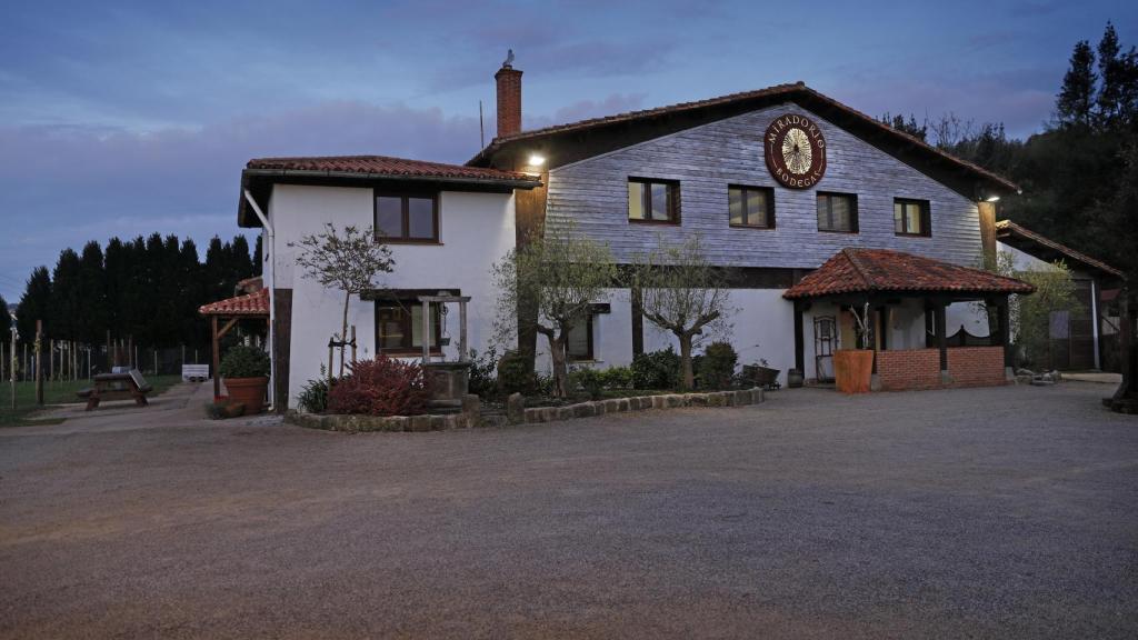 Exterior de Bodega Miradorio, en Ruiloba.