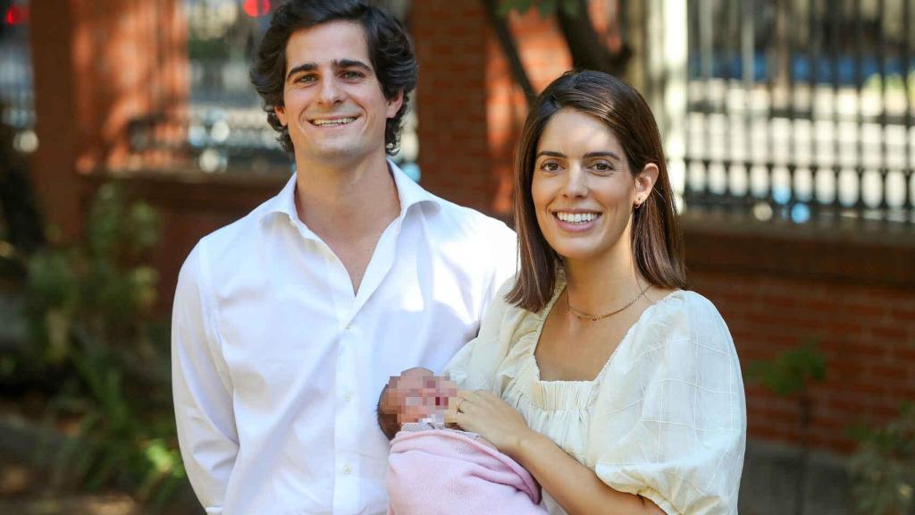 Sofía Palazuelo y Fernando Fitz-James Stuart, muy sonrientes a las puertas del hospital.